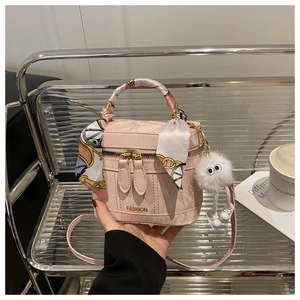 Roze box-tas met marmerpatroon, zijden sjaal om handvat en bont monster-hanger