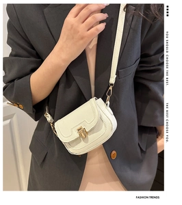 Détail d'un sac à bandoulière en cuir blanc grainé avec fermoir métallique doré élégant