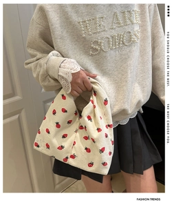 Gros plan du sac cabas en velours côtelé avec motifs fraises et texture douce