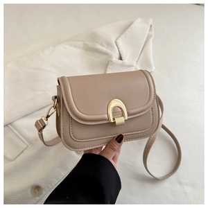 Detailansicht der khakifarbenen PU-Satteltasche mit goldenem U-förmigem Zierverschluss