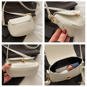 Détails du mini sac blanc à motif litchi montrant les ferrures dorées et l'intérieur
