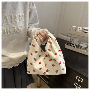 Vue détaillée du sac fourre-tout en velours côtelé crème avec imprimé fraise à la main