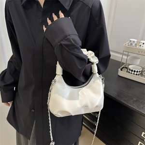 Sac nuage blanc plissé à la mode en cuir brillant avec bandoulière chaîne en métal