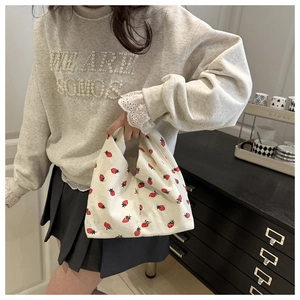Détail du cabas en velours côtelé à imprimé fraises avec nœud japonais et texture douce