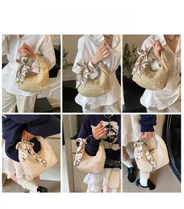 Vues multiples d'un sac tressé en croissant avec foulard en soie décoratif au manche