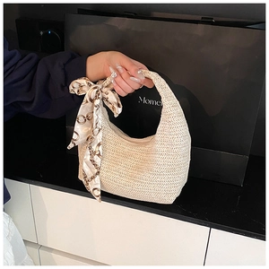 Détail d'un sac à main en paille tissé à la main avec texture en V et foulard en soie