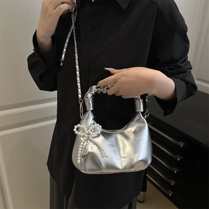 Sac à bandoulière argenté métallisé avec pliage, nœud en perles et chaîne métal