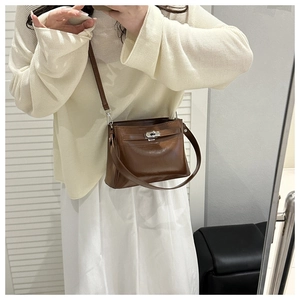 Mirror selfie showing the medium vintage brown leather tote bag with silver clasp detail