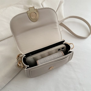 Minimalistische cremefarbene Satteltasche mit Goldbuckle und Innenraum für Smartphones