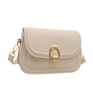 Elegante beige Satteltasche mit goldener Hufeisenschnalle und strukturierter Kunstleder
