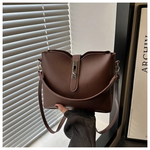 Détail d'un sac en cuir PU mat marron foncé avec boucle rectangulaire en métal argenté