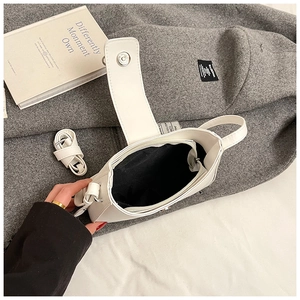 Vue détaillée de l'intérieur du sac blanc avec doublure noire et poche zippée
