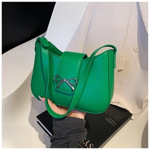 Détail du sac bandoulière croissant vert avec nœud en métal argenté et cuir PU lisse
