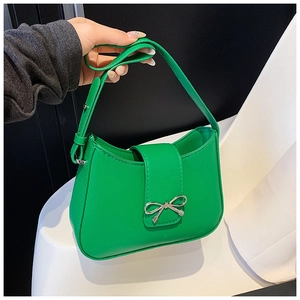 Gros plan détaillé d'un sac à main vert vif en PU avec décoration de nœud argenté