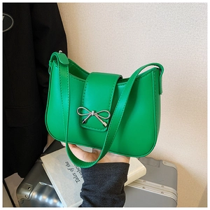 Détail du sac sous l'aisselle vert avec boucle noeud argentée et texture PU lisse