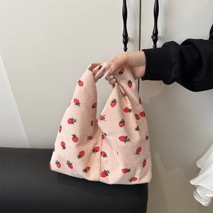Sac à main rose en velours côtelé avec imprimé fraise et poignée nouée tendance