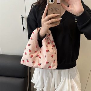 Sac cabas en velours côtelé rose à motif fraises rouges dans un style décontracté