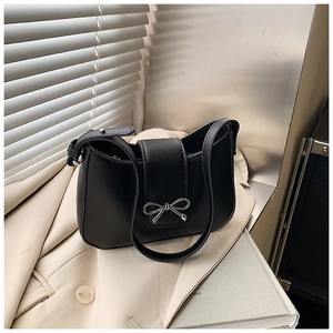 Détail d'un sac sous le bras en cuir PU noir avec une boucle en métal argenté en nœud