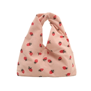 Sac à nœud en velours côtelé rose avec motif fraise rouge au design minimaliste