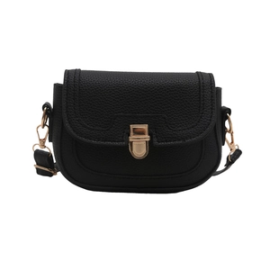 Sac bandoulière classique noir à texture litchi et boucle dorée sur fond blanc