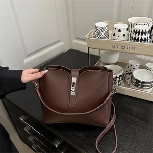 Retro Bucket Bag PU Leather Women Large Capacity Wave Opening Shoulder Crossbody Handbag With Silver Metal Lock Fashion