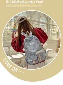 Détail du sac à dos tie-dye tendance avec motif marbré et poches de rangement