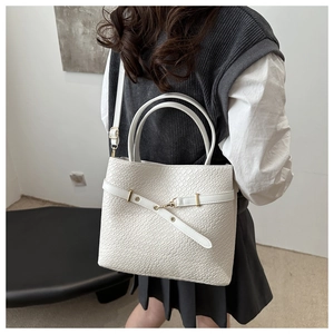 Détail du sac cabas blanc gaufré crocodile avec bandoulière et boucle métallique