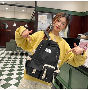 Gros plan d'un sac à dos noir décontracté avec étiquettes mode et poches avant