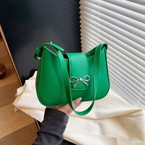 Sac hobo élégant vert émeraude avec nœud argenté et bandoulière en cuir souple