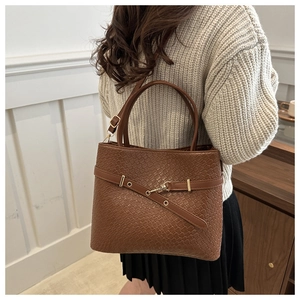 Détails du sac cabas marron avec texture tressée et boucles dorées élégantes