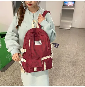 Détail du sac à dos tie-dye bordeaux montrant le motif marbré et la boucle latérale