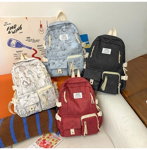 Quatre sacs à dos de loisirs avec grand volume en styles tie-dye et couleurs unies