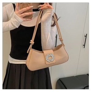 Détail du sac à épaule en PU beige avec boucle carrée en strass et rabat à fermoir magnétique