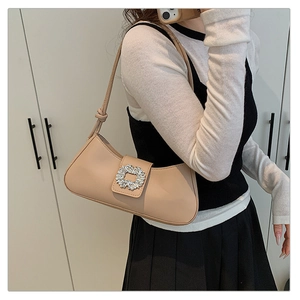 Détail du sac baguette beige crème avec boucle florale en strass carrée sur similicuir lisse