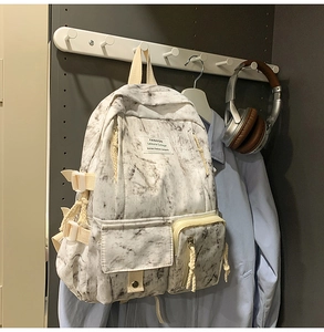 Détails du sac à dos motif marbre avec poches multiples et écussons de mode tendance