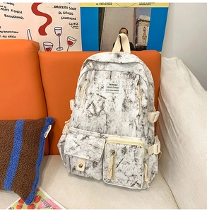 Détail du sac à dos motif marbre avec poches fonctionnelles et sangles à boucles en plastique