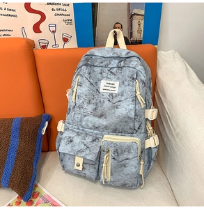 Détail du sac à dos motif marbre tie-dye avec poches avant et sangles blanches