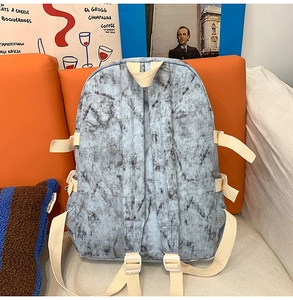 Vue détaillée du tissu à motif marbré et des bretelles beige d'un sac à dos décontracté