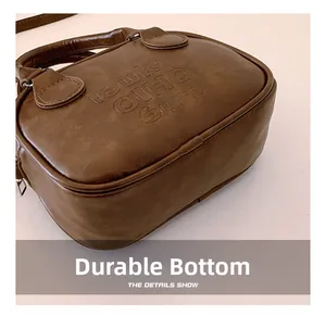 Détails du fond résistant à l'usure et des coutures de ce sac à main marron vintage