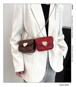 Détail de mini sacs matelassés en marron et rouge avec boucles dorées en forme de cœur