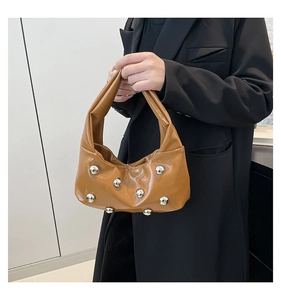 Vue détaillée du sac en similicuir caramel avec embellissements de clous argentés polis