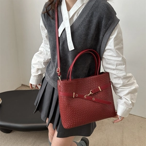 Sac fourre-tout rouge classique à motif tissé avec boucle dorée style preppy pour femme