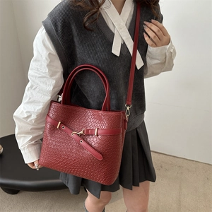 Sac fourre-tout minimaliste rouge motif crocodile avec bandoulière pour femme au quotidien