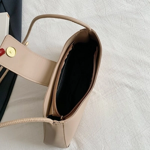 Vue de dessus du sac sous le bras beige avec intérieur spacieux et poche zippée pratique