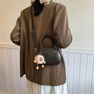Sac bandoulière rétro marron en forme de coquille avec gaufrage et pendentif alpaga peluche