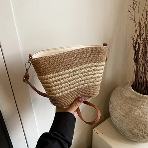 Borsa tote da spiaggia intrecciata con strisce marroni e tracolla in pelle