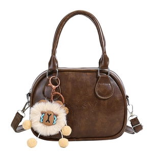 Sac à main bowling marron vintage avec pendentif lion en peluche et bandoulière réglable
