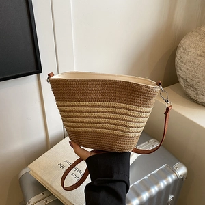 Borsa tote da spiaggia a righe in paglia con tracolla in pelle e fodera per l'estate