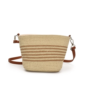 Sac seau en paille tressée avec rayures brunes et bandoulière pour femme
