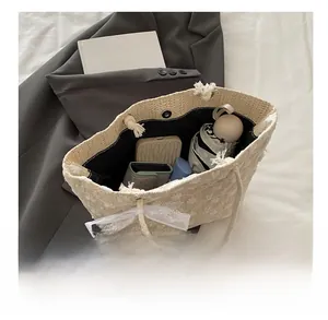 Vue de dessus du sac cabas en dentelle tressée montrant sa grande capacité de rangement